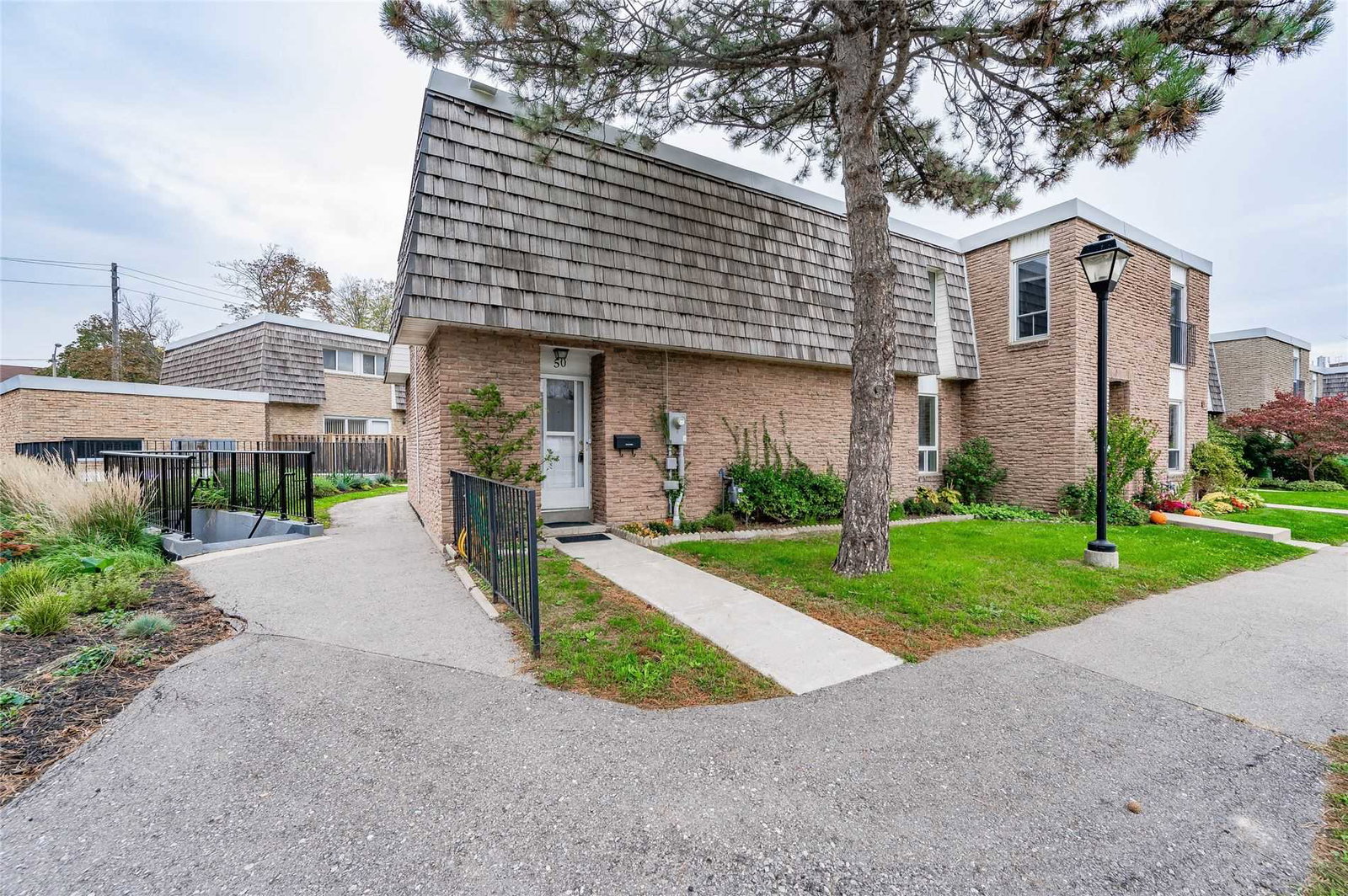 Burnhamthorpe Gate Townhomes condo