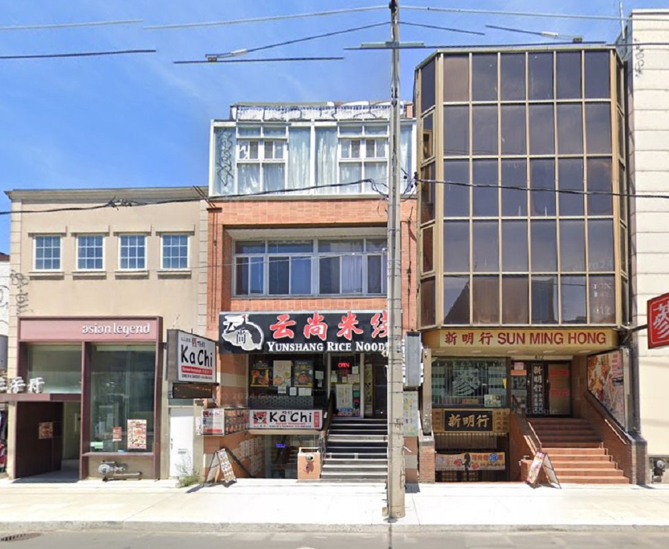 414 Dundas Street West exterior