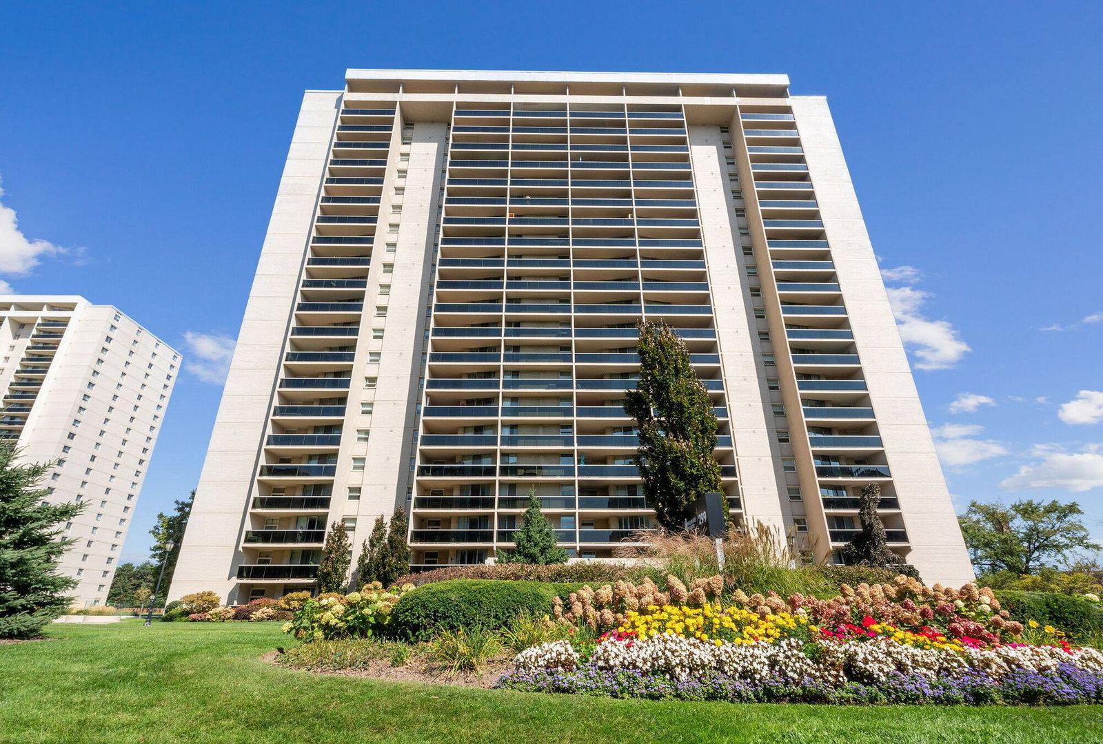 Millgate Manor Condos exterior