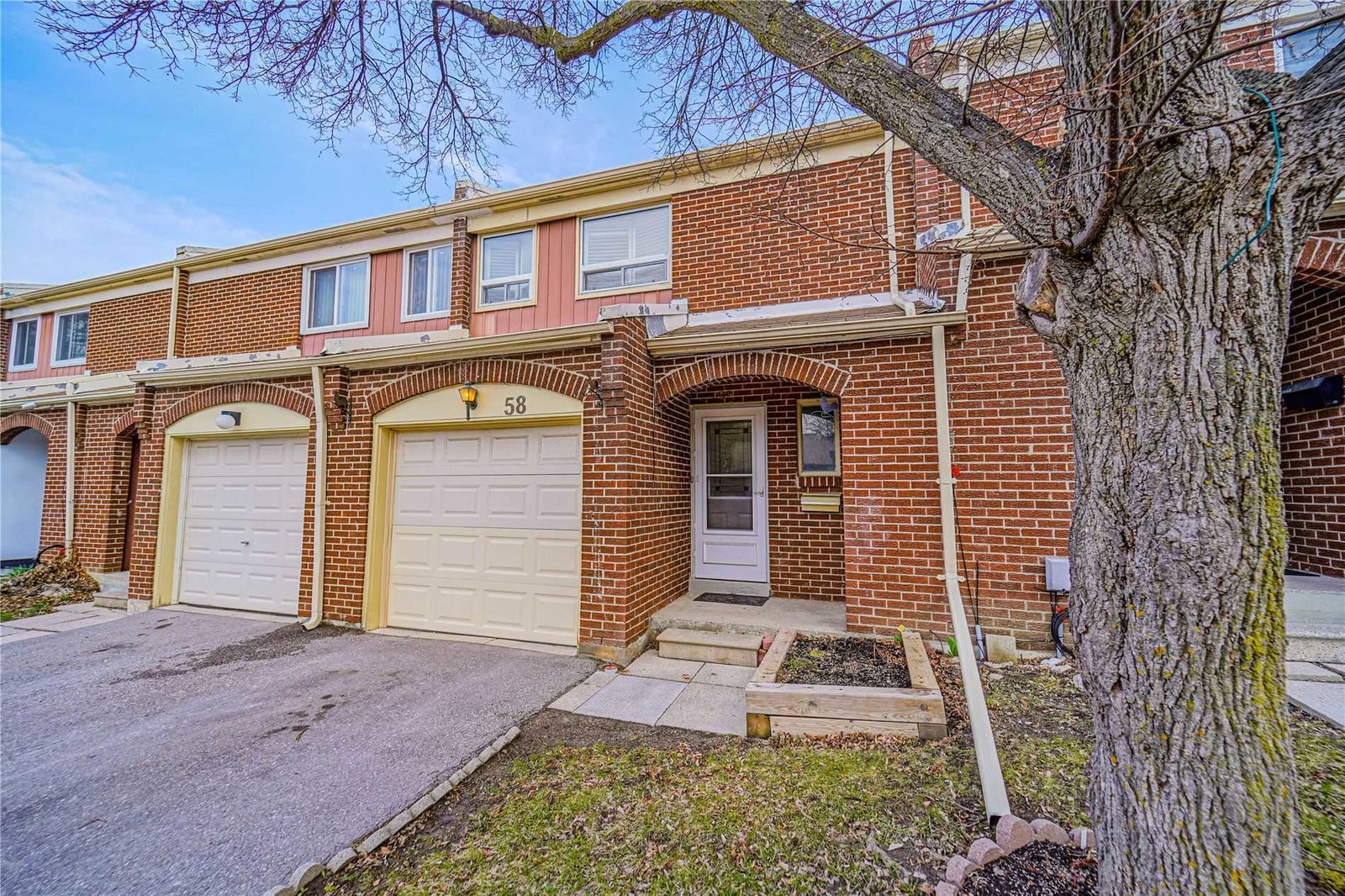106 Chester Le Boulevard Townhomes exterior