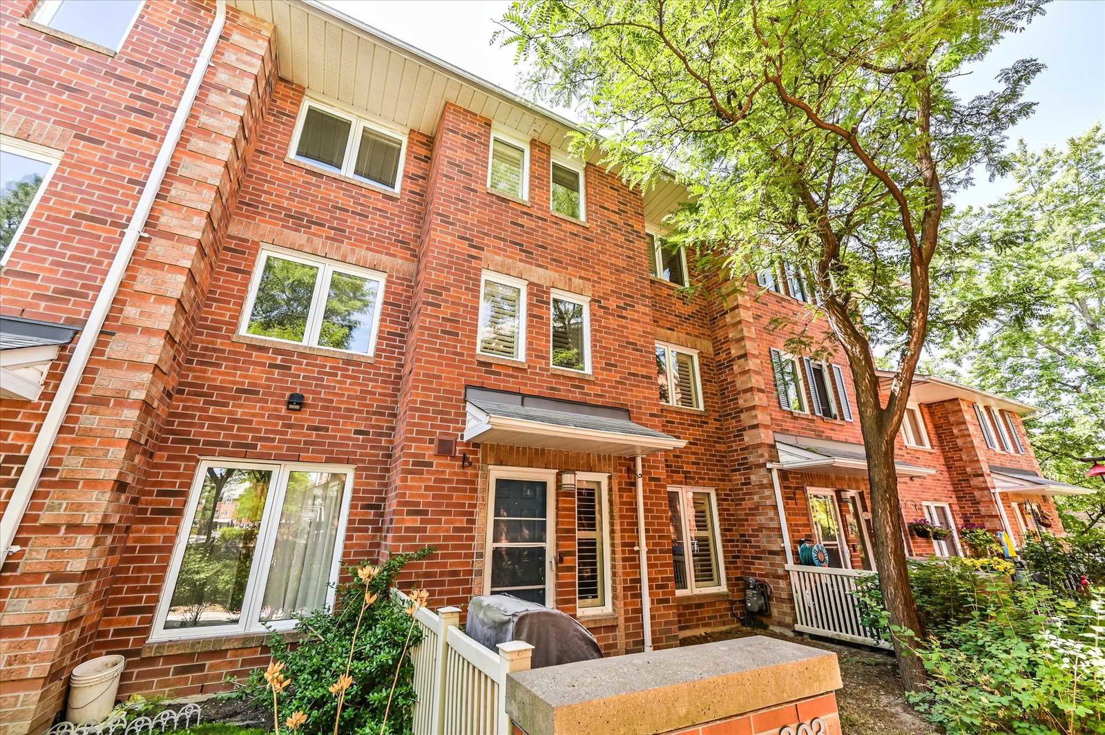 900 Steeles Ave Townhomes condo
