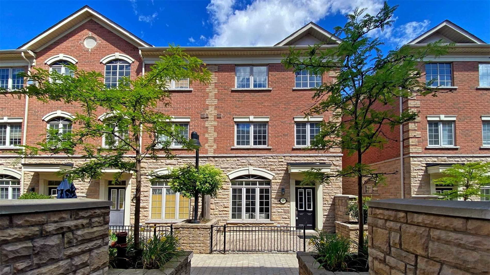 8 Brighton Place Townhomes exterior