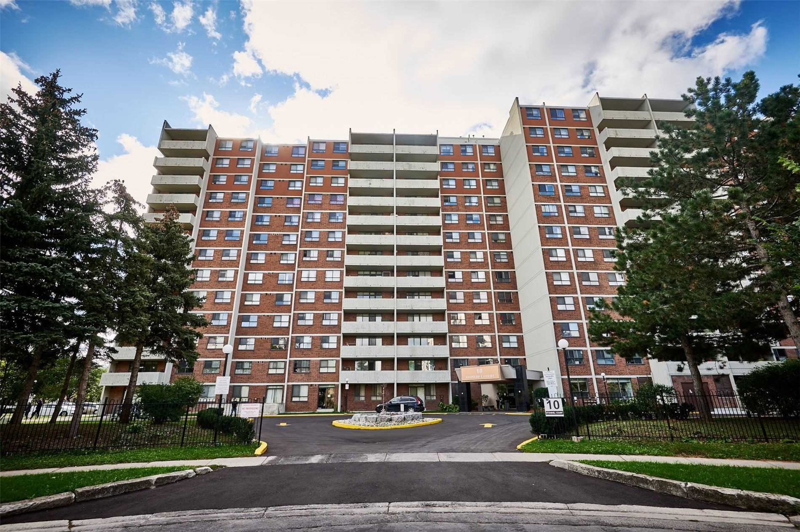 10 Stonehill Court Condos condo building exterior
