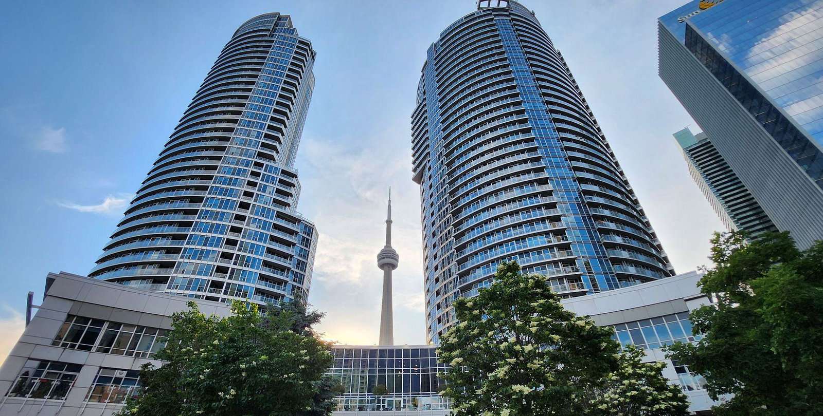 Waterclub I Condos exterior
