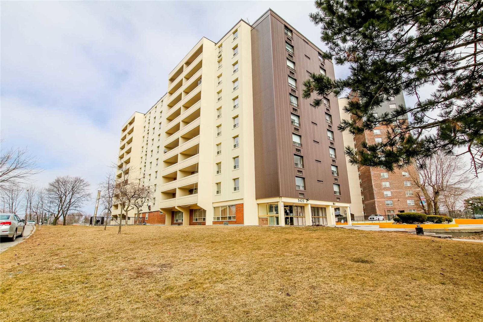 Pine Ridge Towers Condos exterior