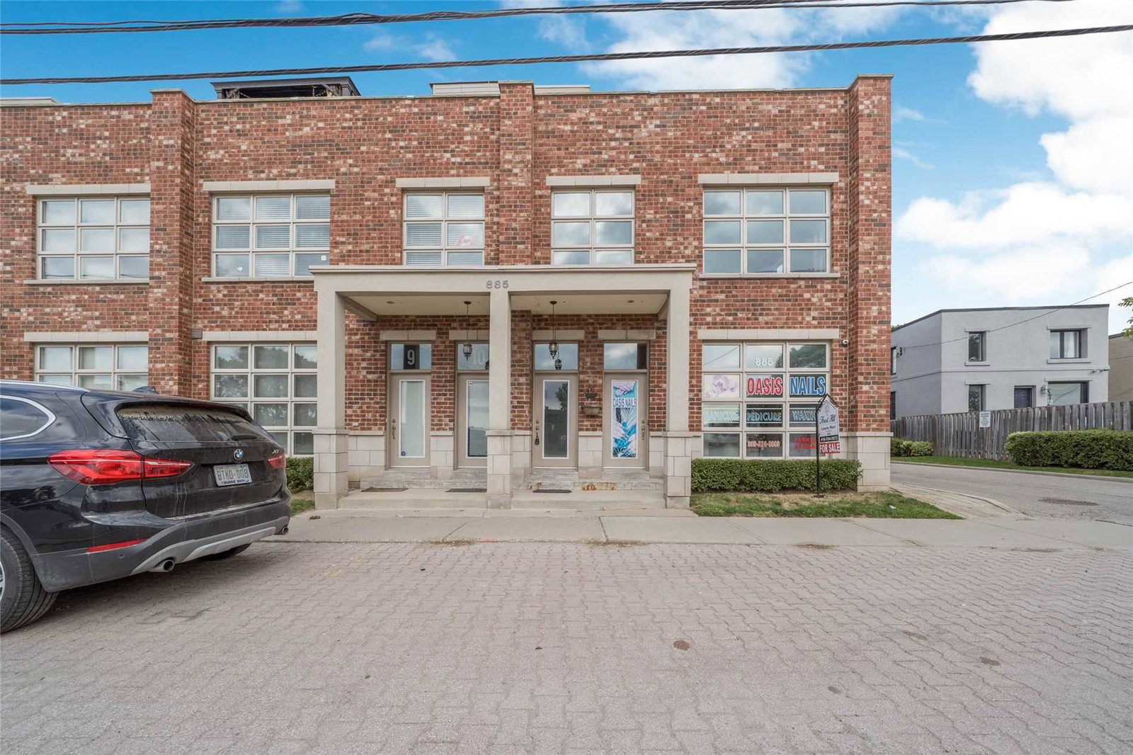 885 Lakeshore Townhomes condo building exterior