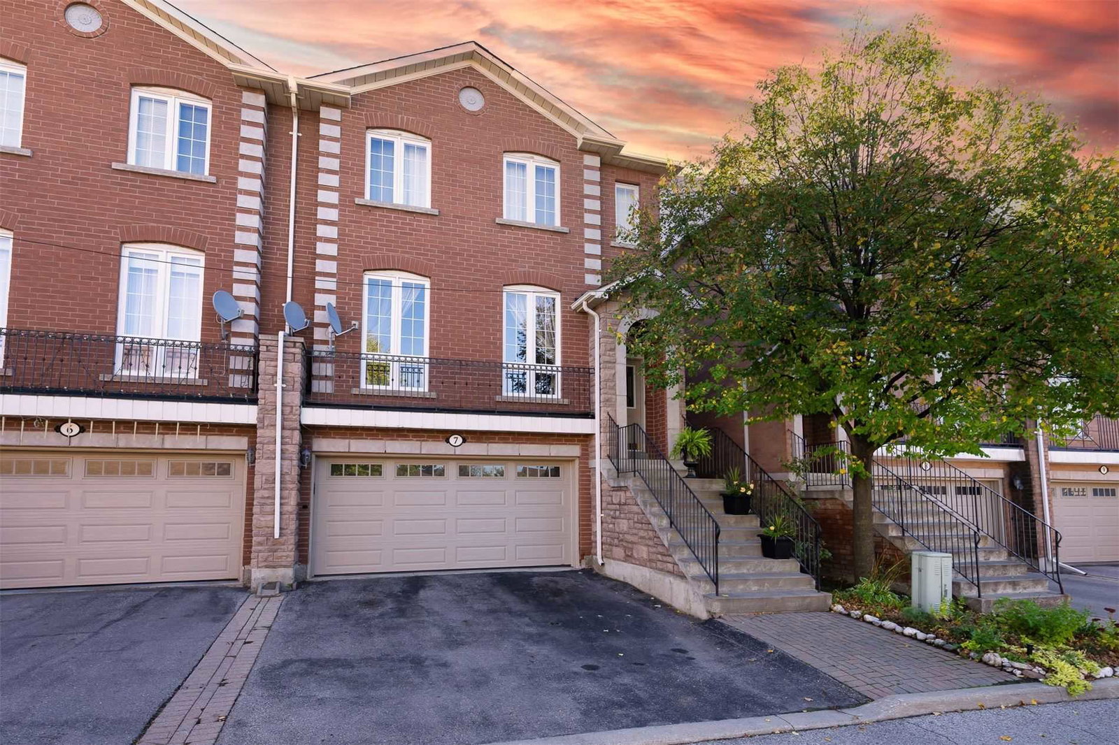 Parklane Circle exterior