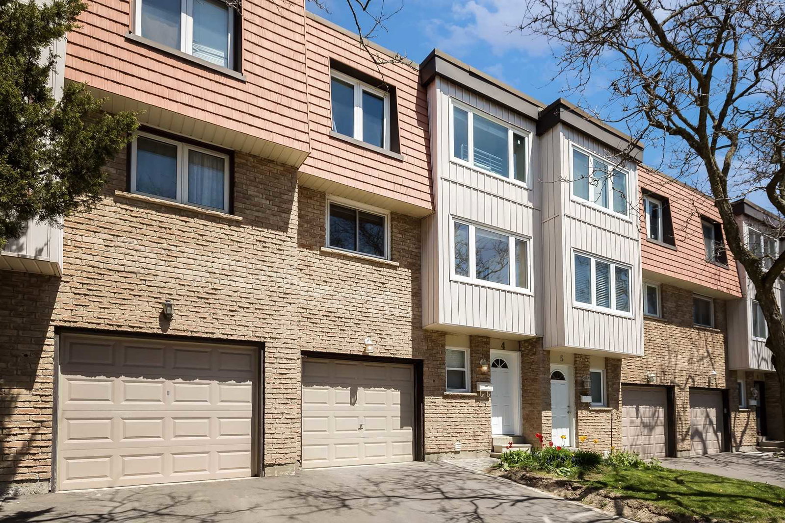 15 Guildwood Parkway Townhomes condo building exterior