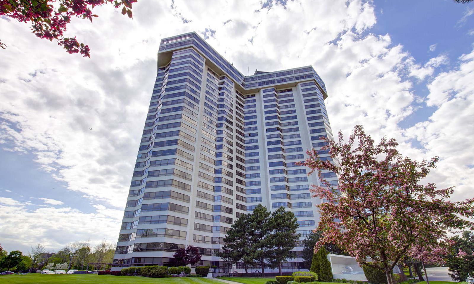 Applewood Landmark Condos condo