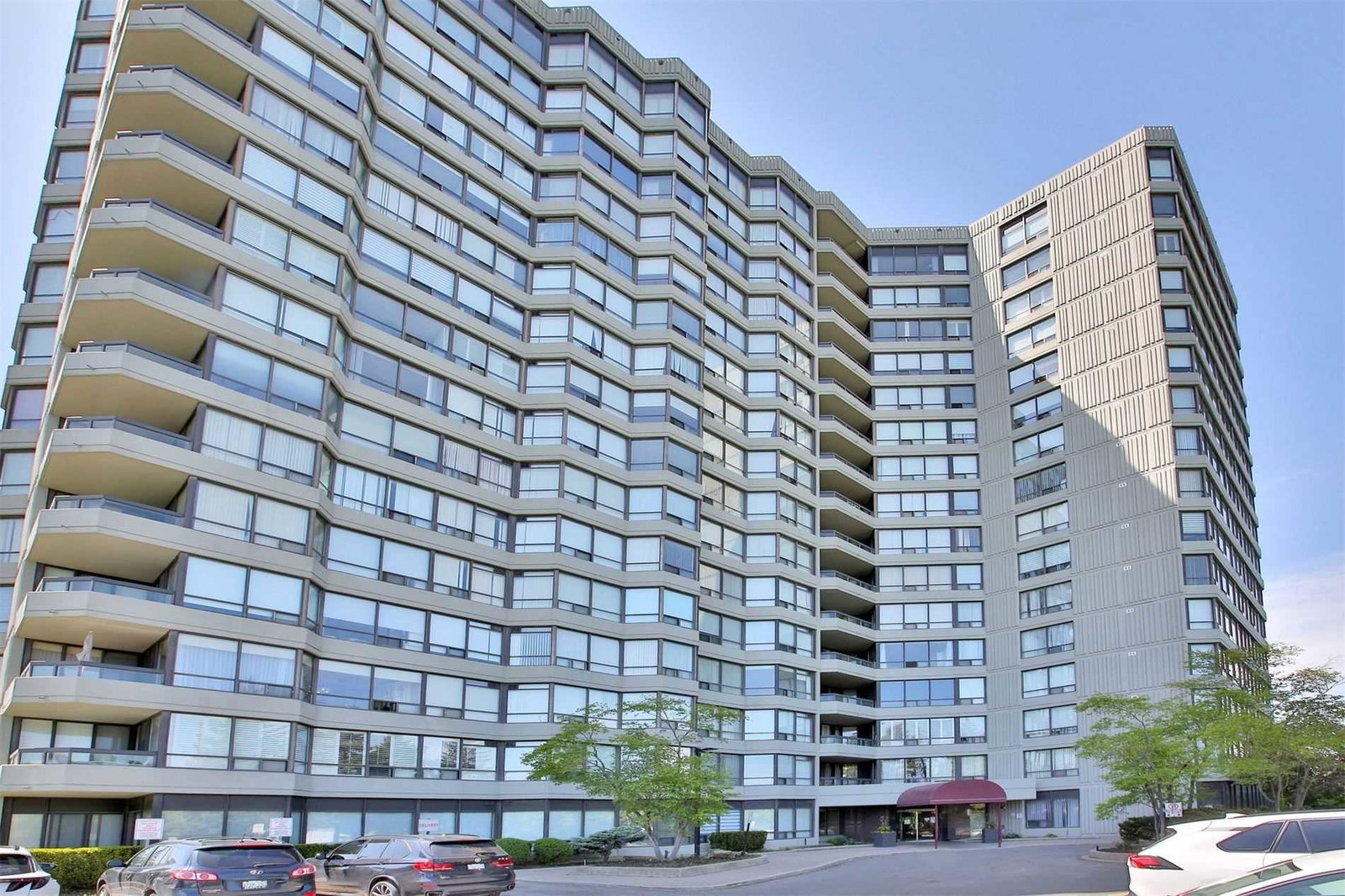 7460 Bathurst Condos exterior