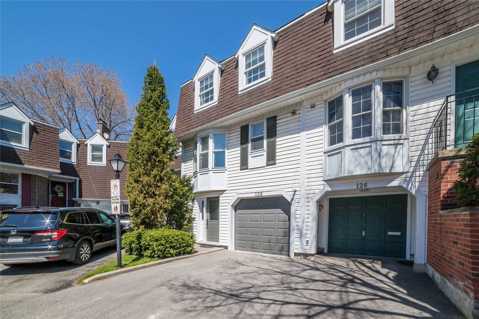 140 Confederation Way Townhouses condo