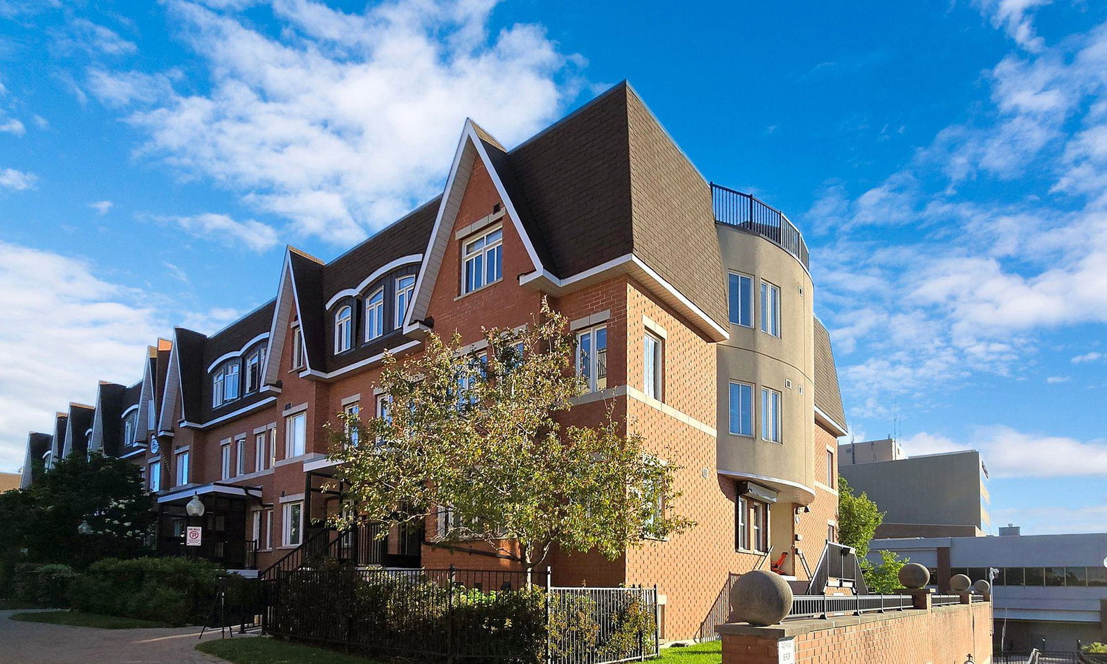 Olde Thornhill Village Townhomes condo