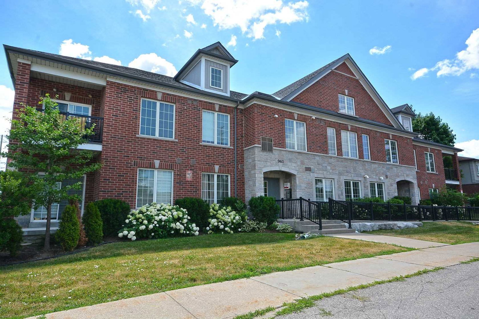 960 Bloor Townhomes condo building exterior