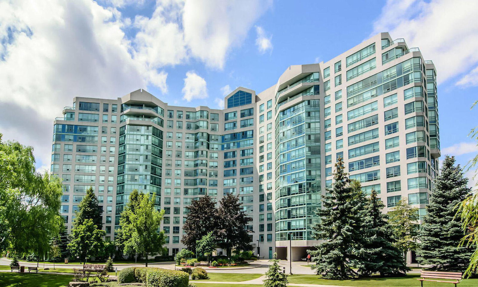 The Landmark of Thornhill Condos exterior