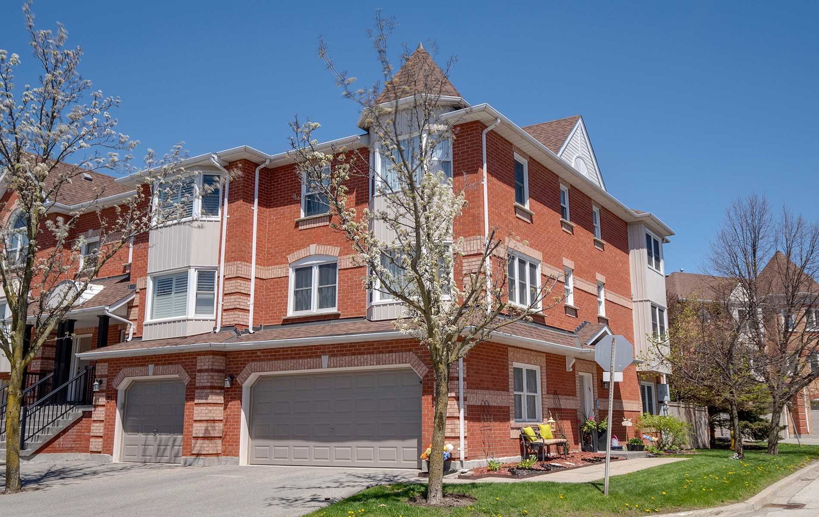 Leah Crescent Townhomes exterior