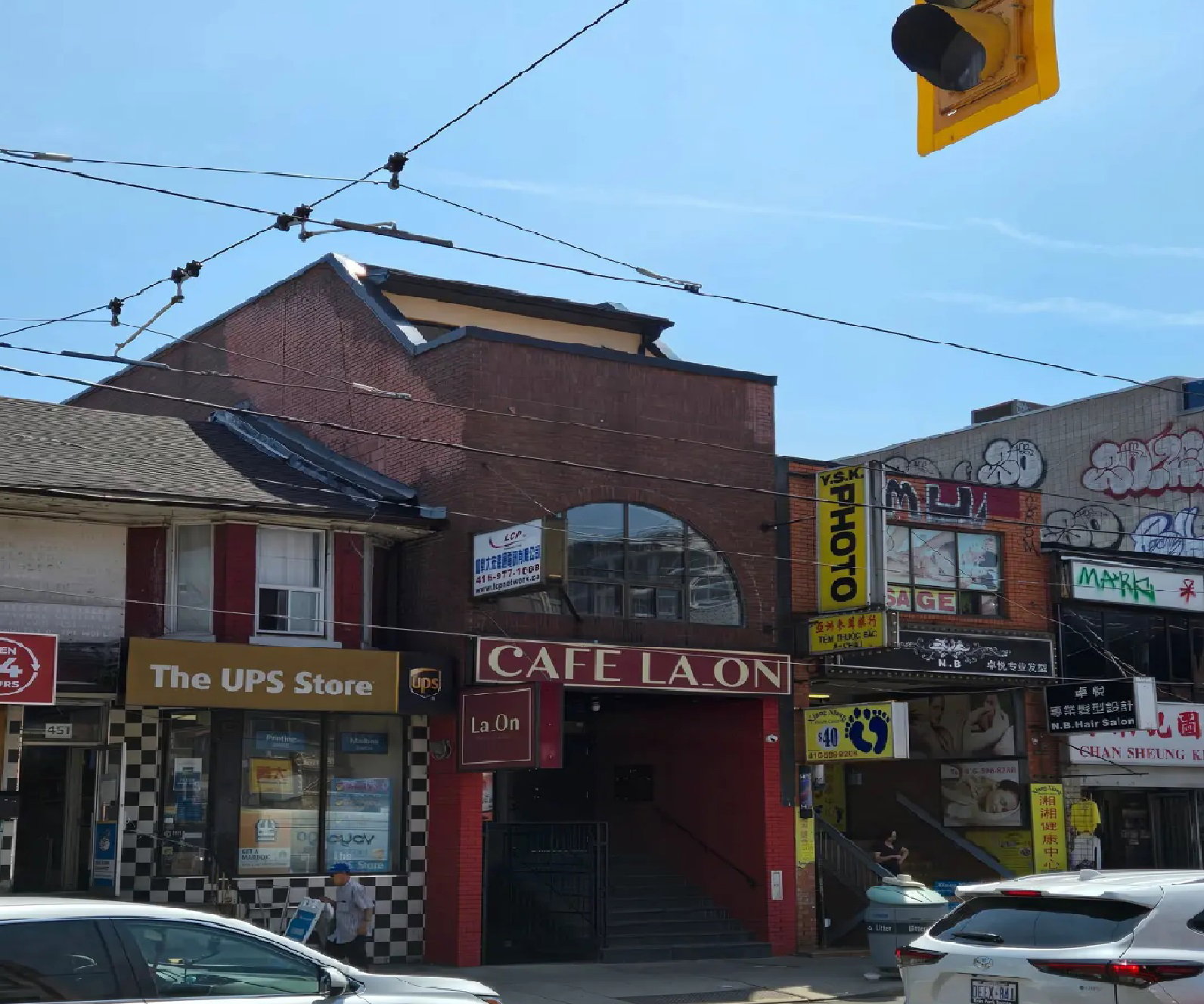 453 Dundas Street West condo building exterior