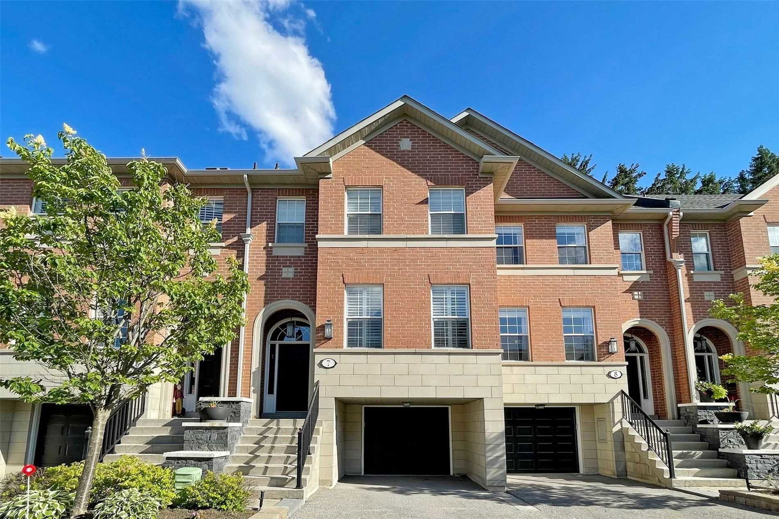 8038 Yonge Street Townhomes condo