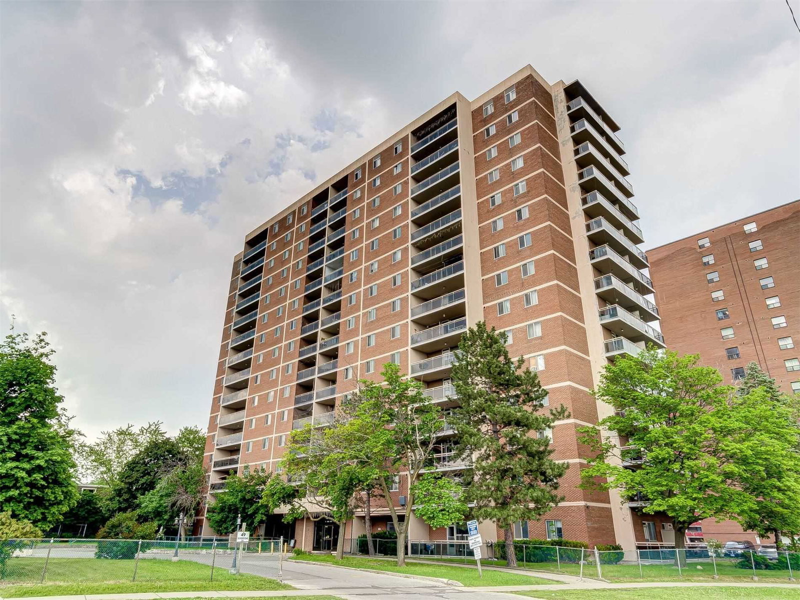 49 Silverstone Drive Condos exterior