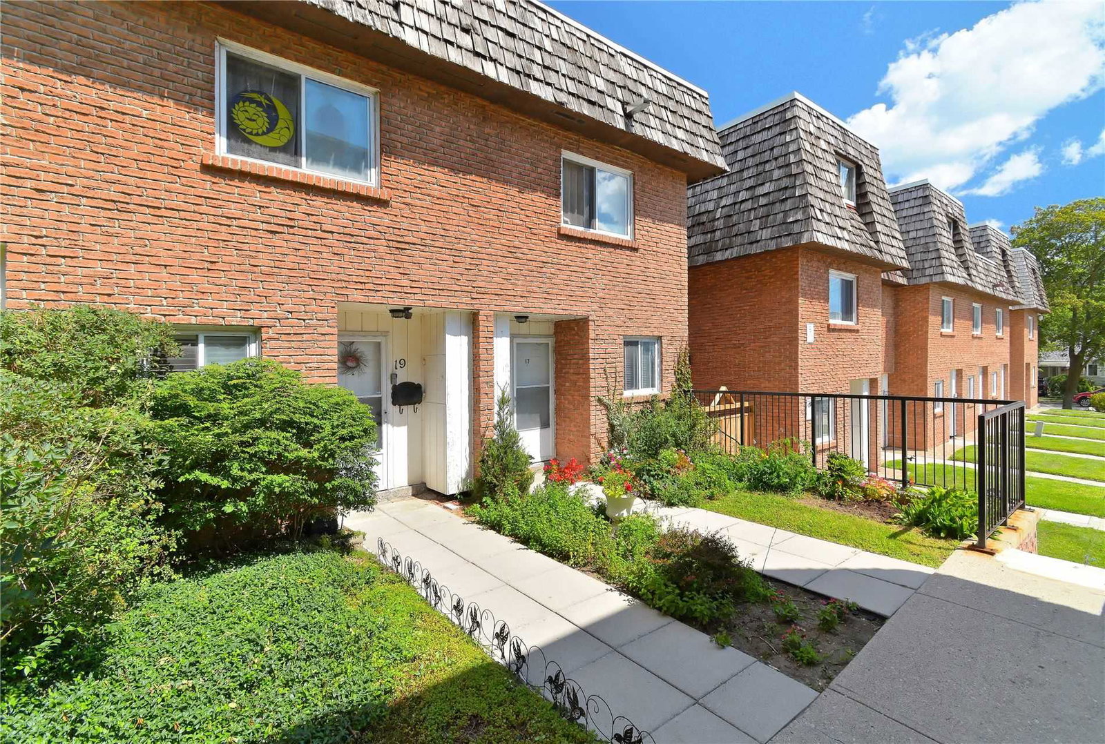 10 Rodda Boulevard Townhomes exterior