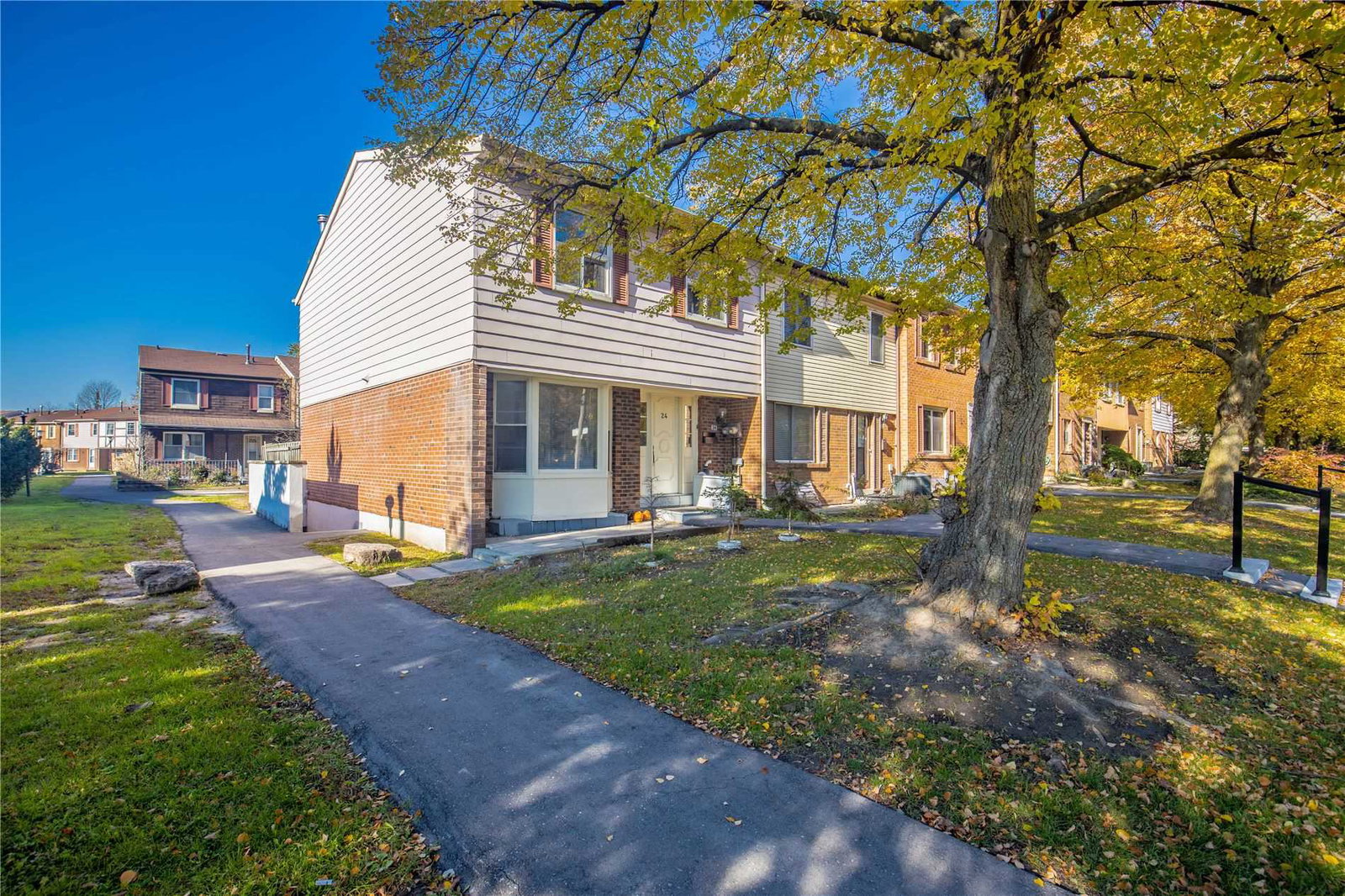 1500 Sandhurst Circle Townhomes condo building exterior