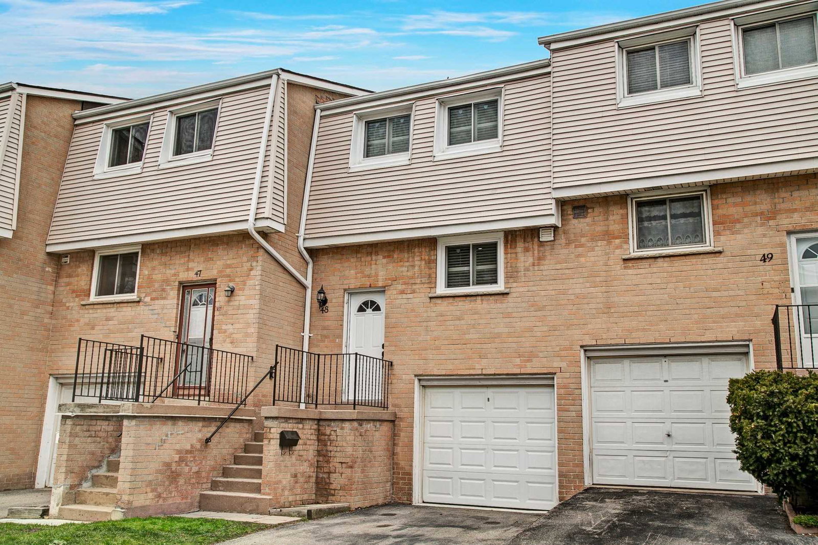 400 Mississauga Valley Townhomes condo building exterior