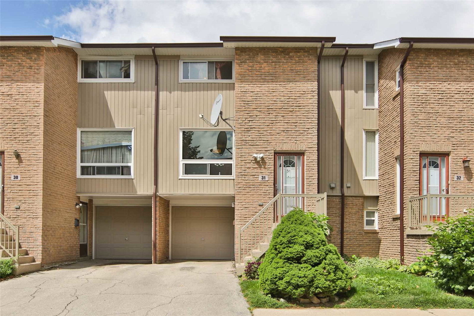 640 Rathburn Road East Townhomes exterior