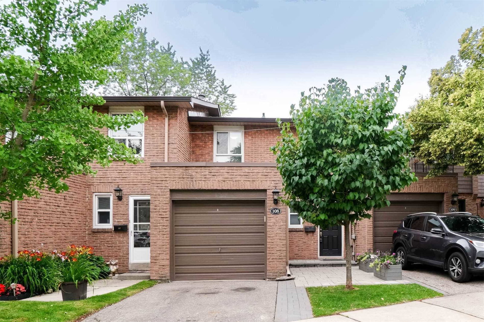 405 Hyacinthe Townhomes exterior