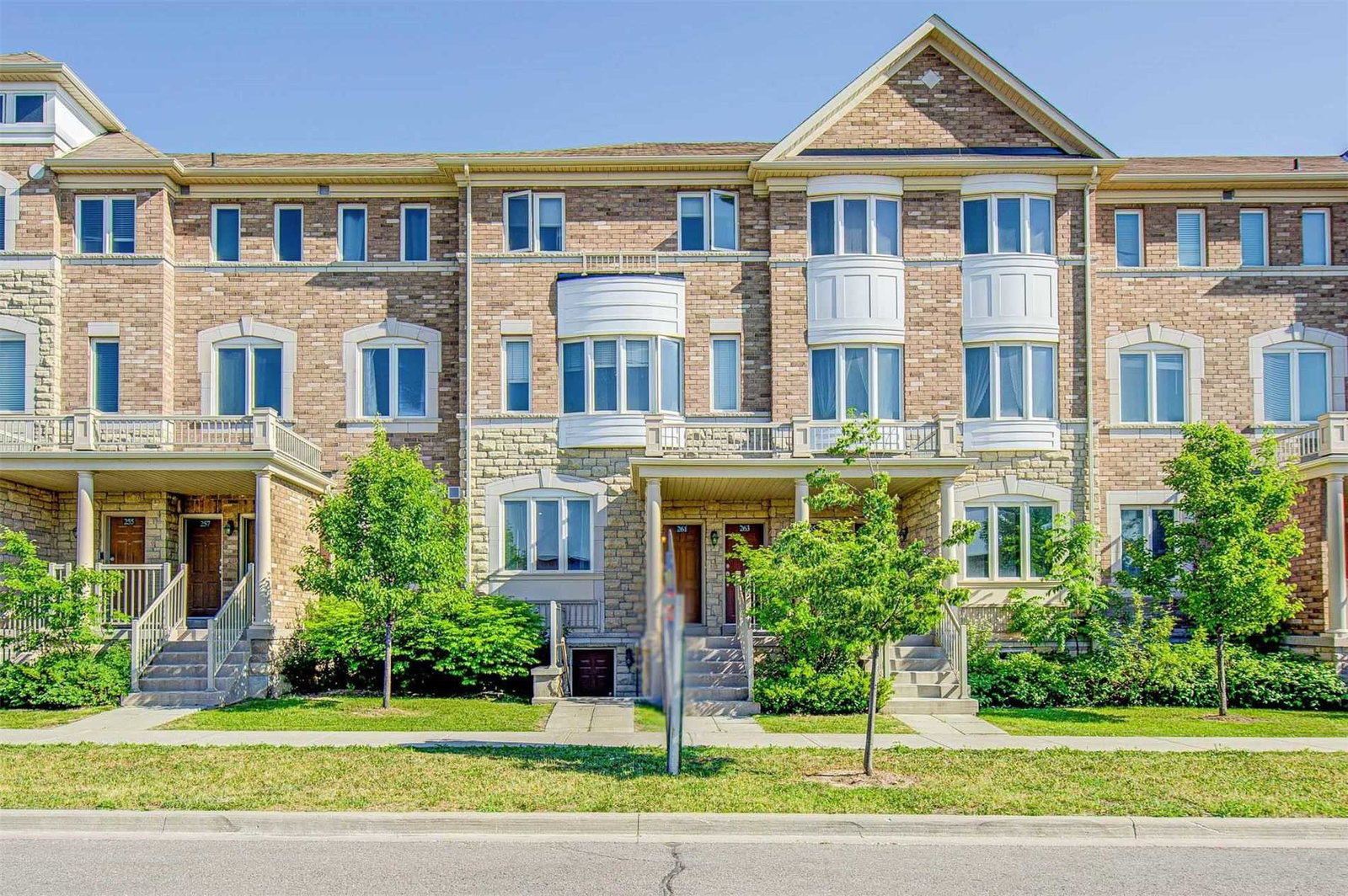 261 Aldergrove Dr Townhouses exterior