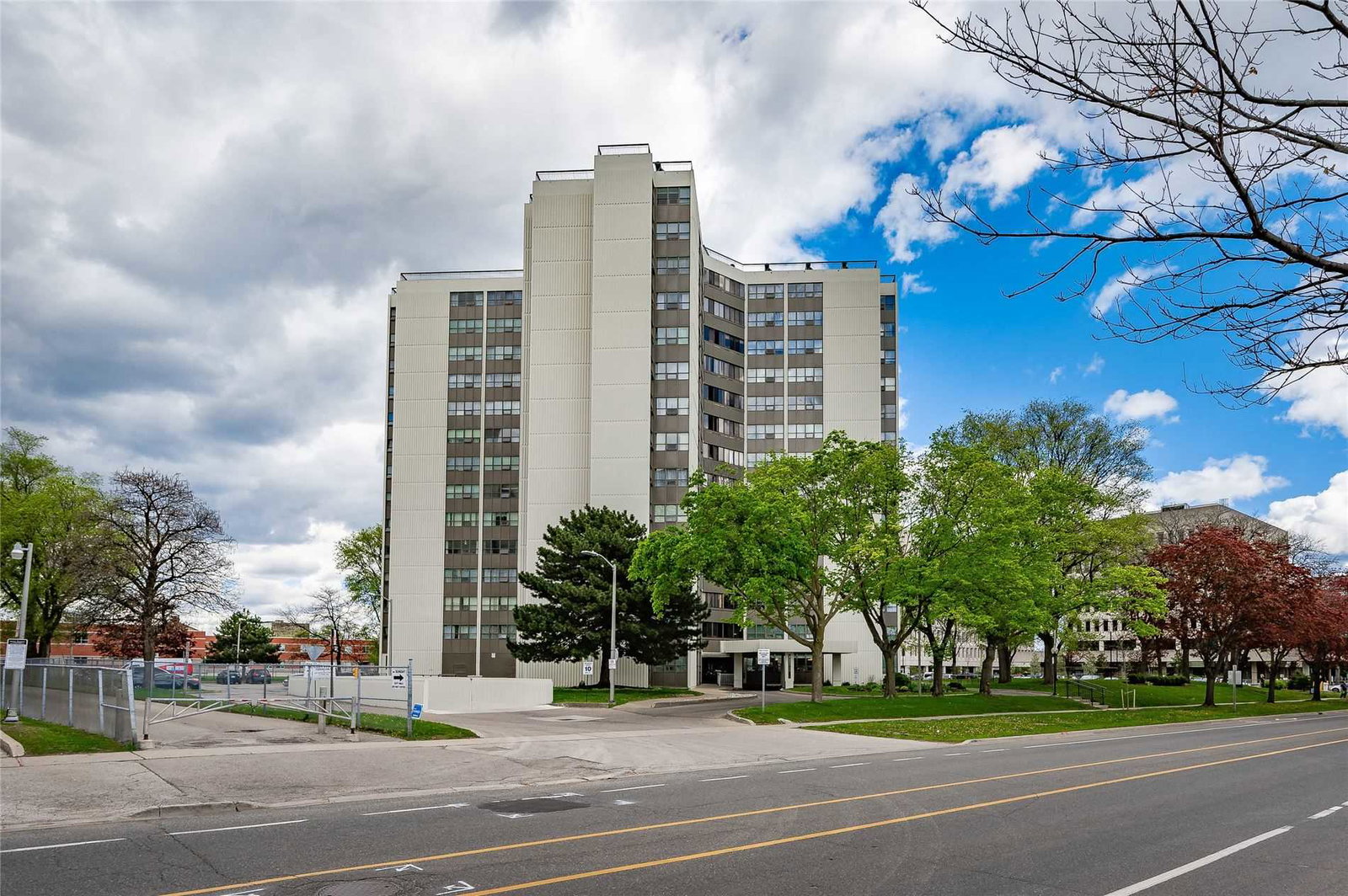 2323 Confederation Condos exterior
