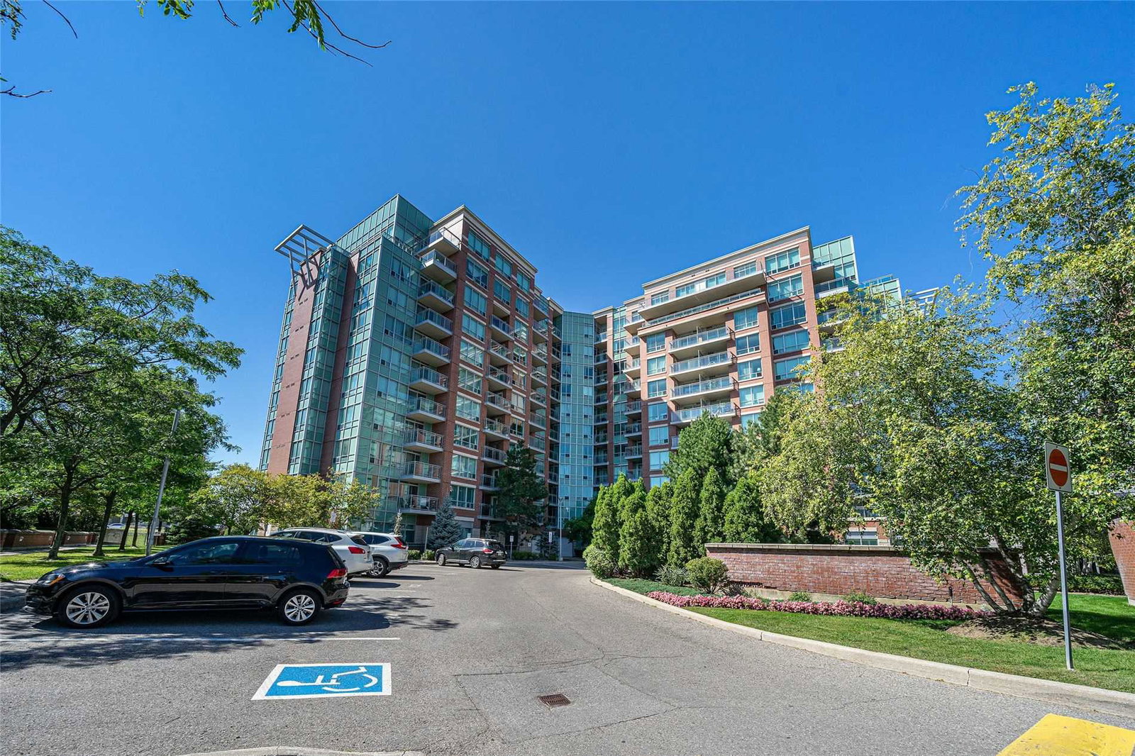Thornhill Towers II Condos exterior