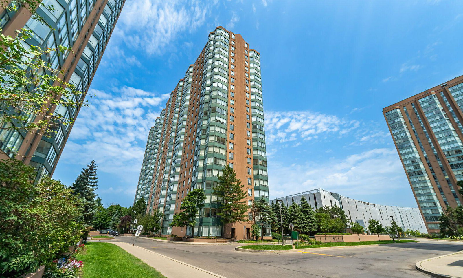 Emerald Gate Condos exterior