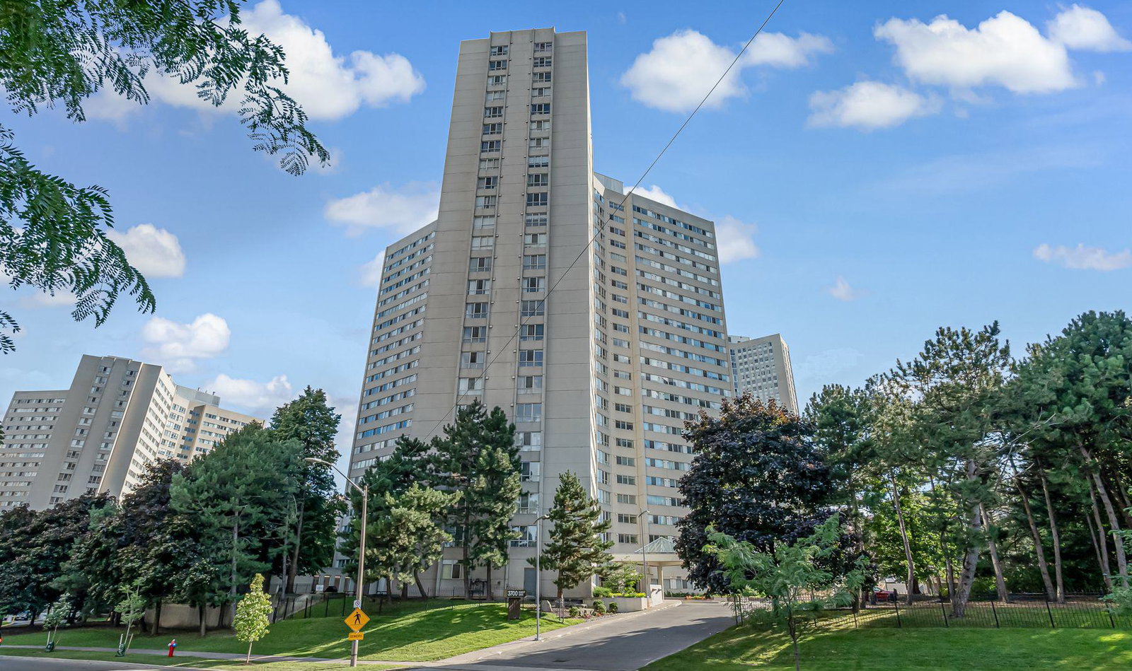 Place Avant Condos exterior