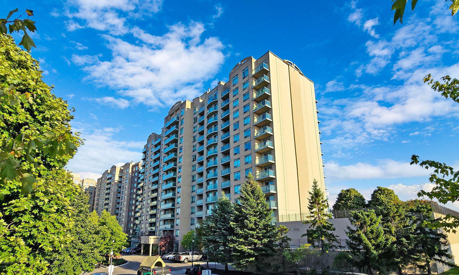 The Gates of Bayview Glen V Condos exterior