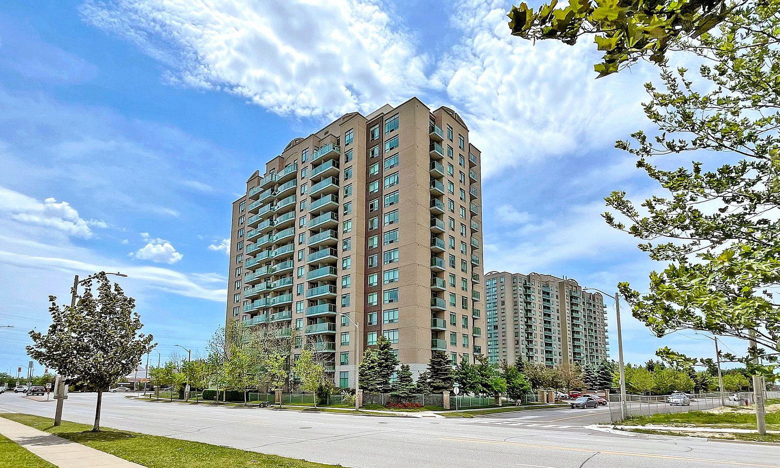 The Gates of Bayview IV Glen Condos exterior
