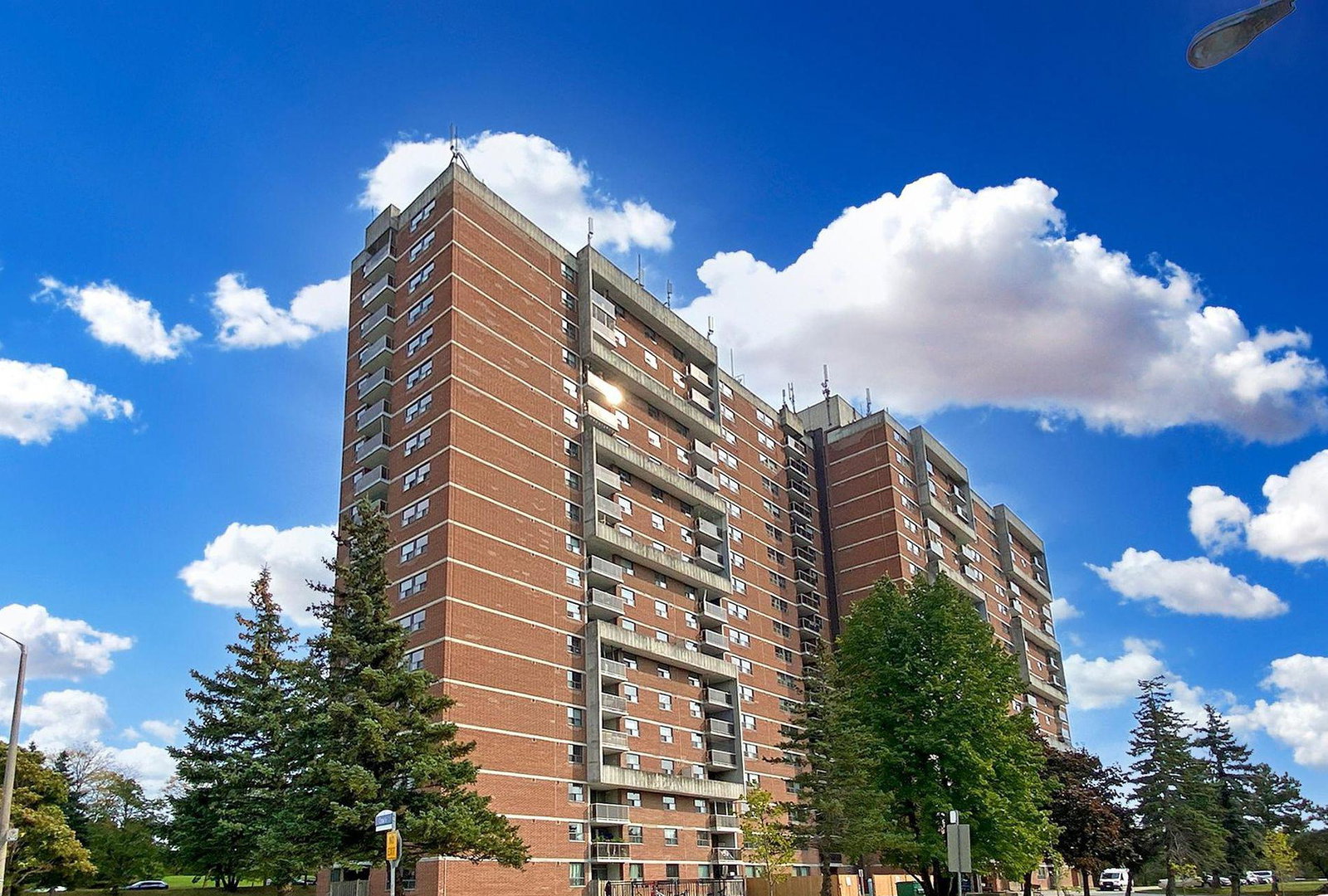 100 Wingarden Court Condominium exterior