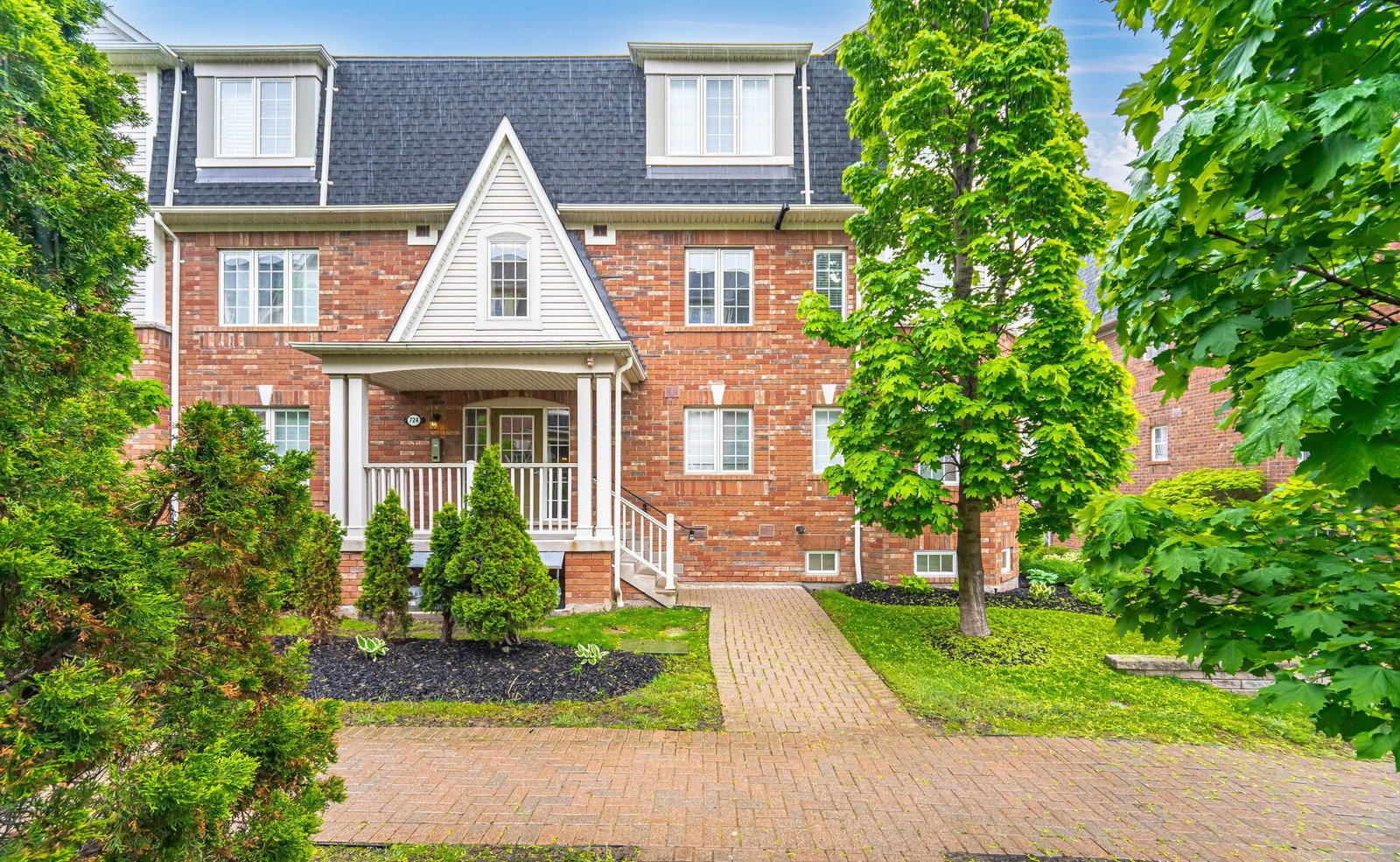 704 Neighbourhood Circ Townhouses condo
