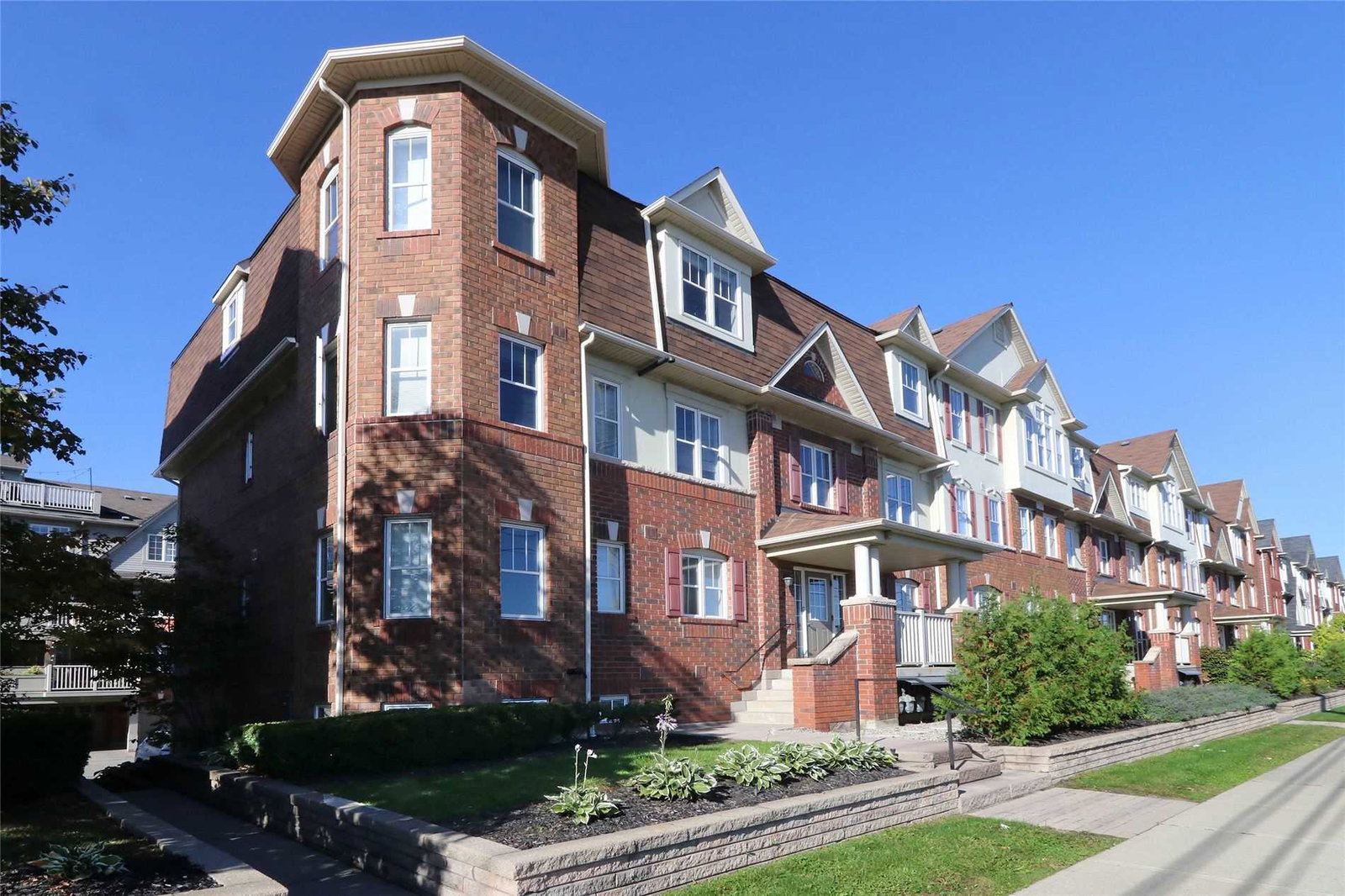 605 Dundas St Townhomes condo