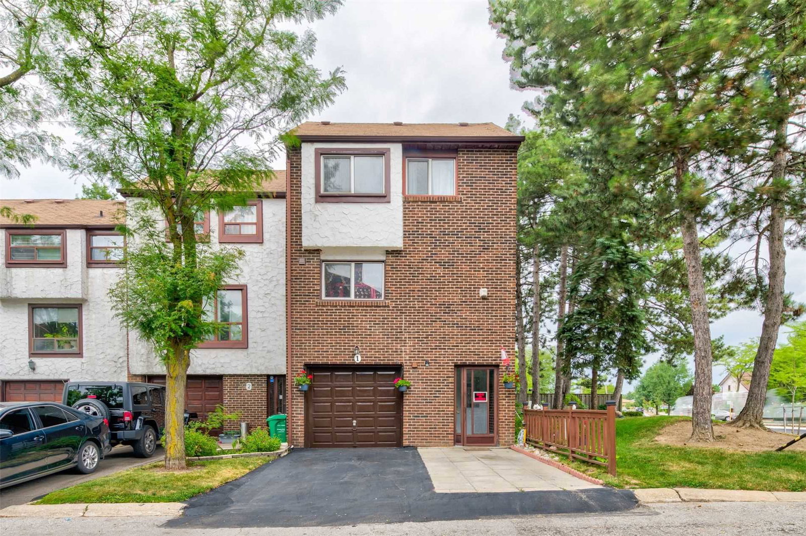 Brandon Gate & Darcel Ave Townhomes exterior