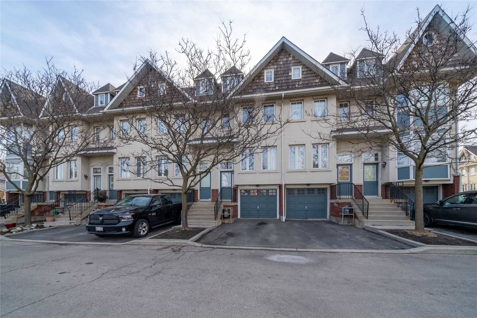 800 Dundas Street West Townhomes condo building exterior