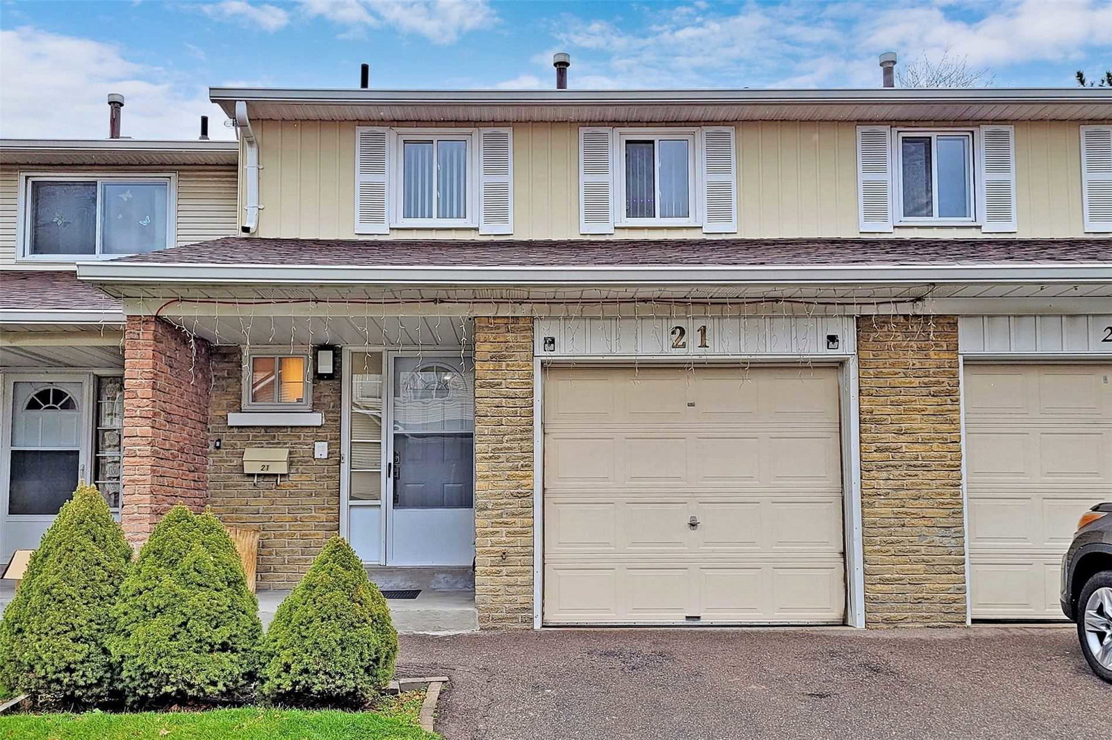 830 Stainton Drive Townhomes condo building exterior