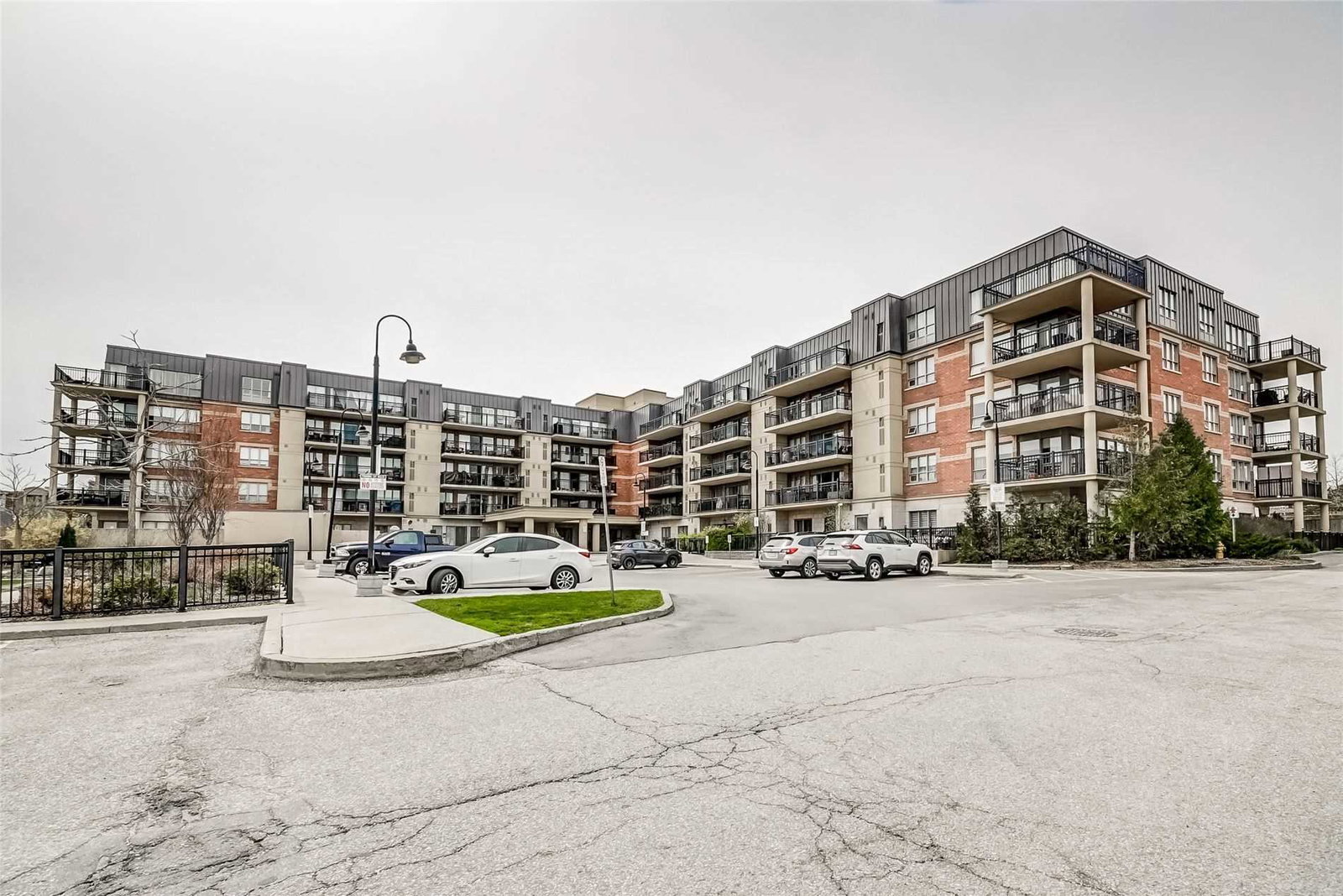 Highlands of Woodbridge Condos exterior