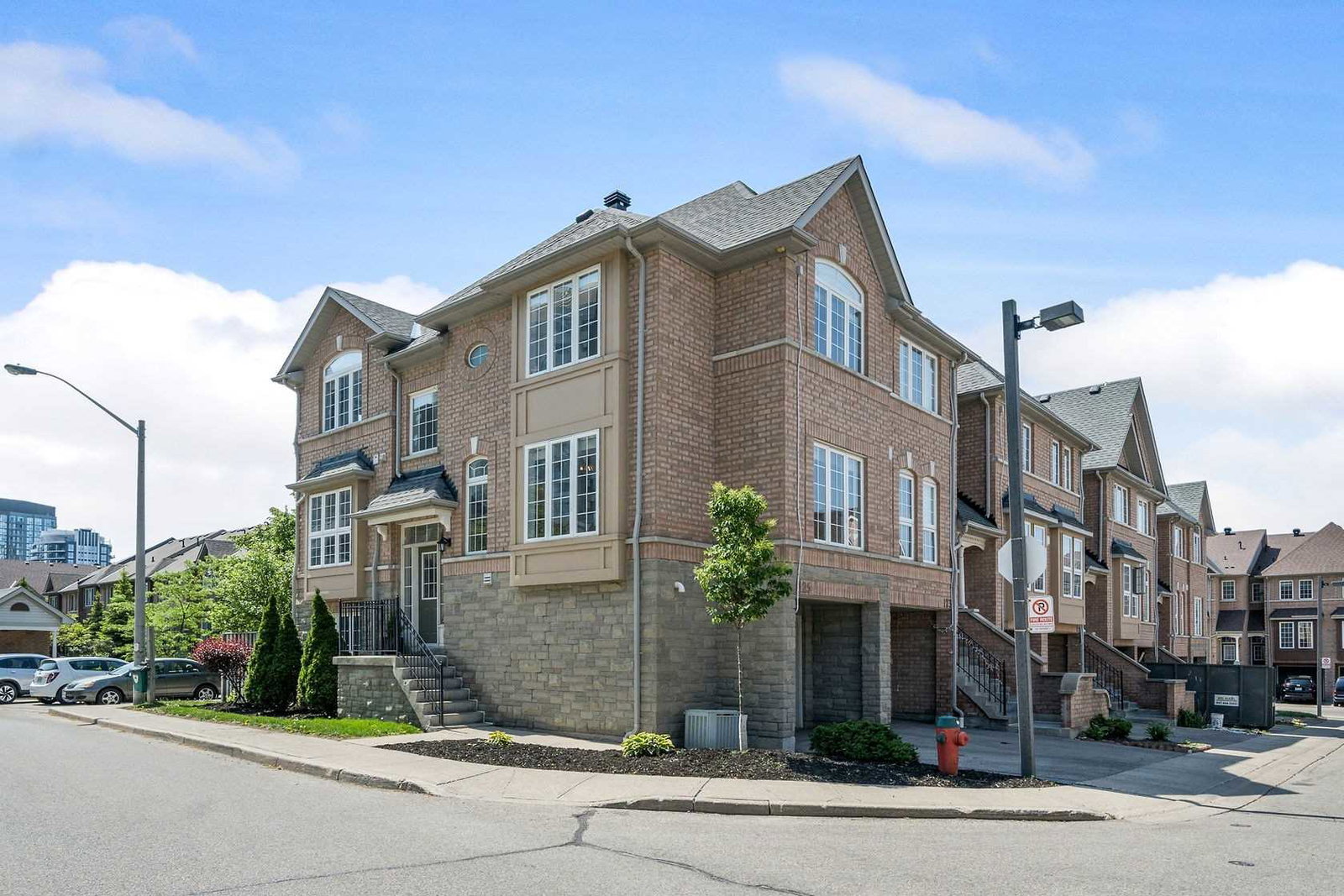 50 Strathaven Dr Townhomes condo