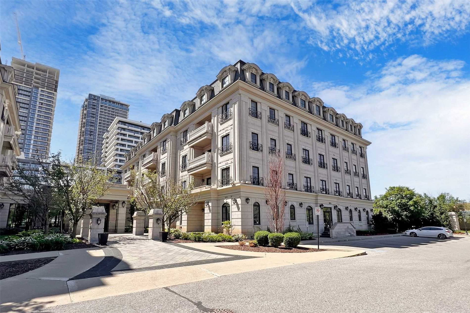 Ellington Park Condos exterior