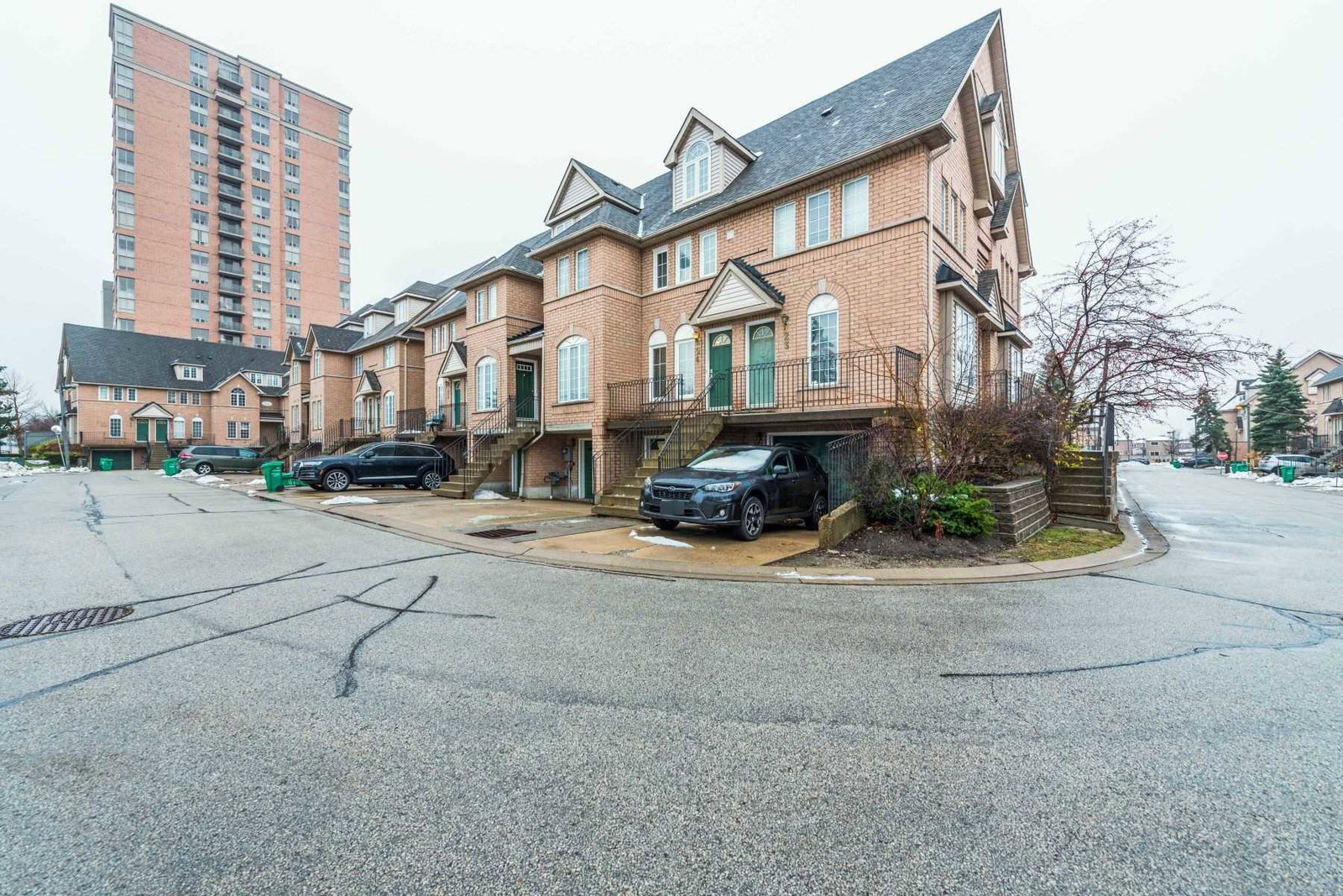 75 Strathaven Drive Townhomes condo building exterior