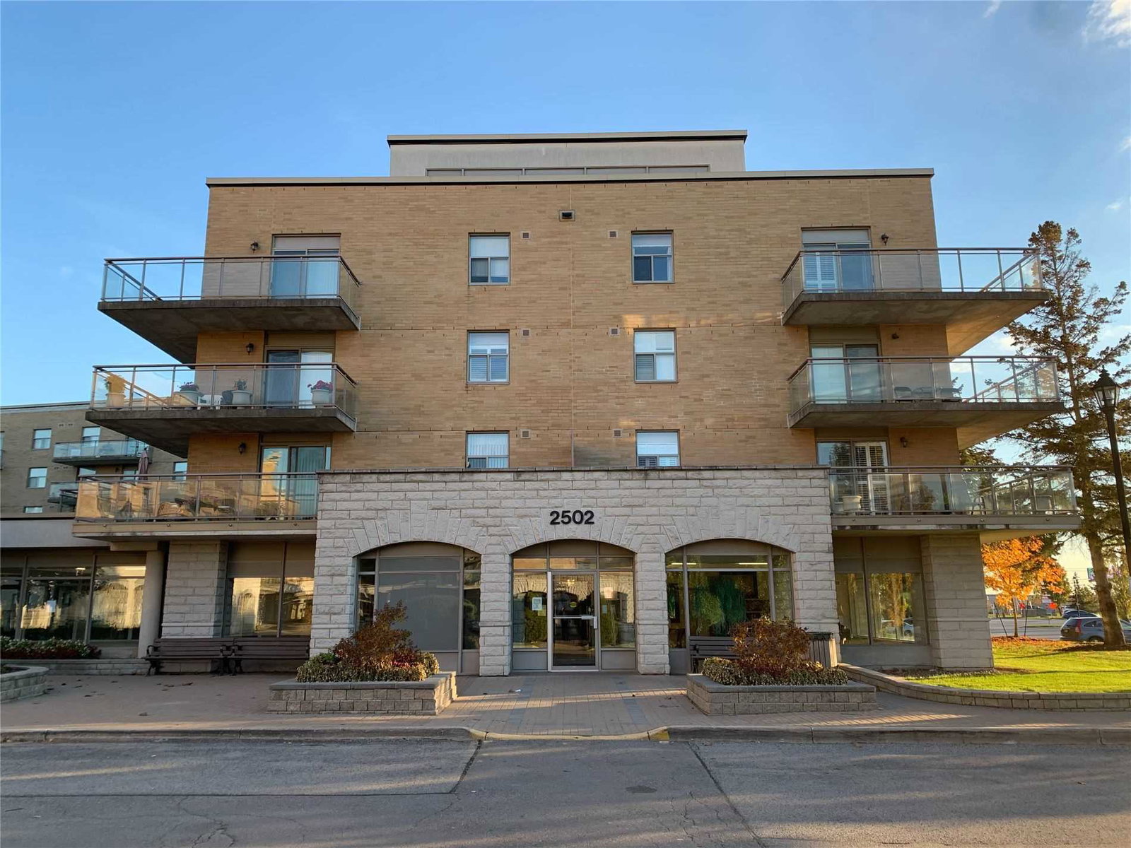 Villa Giardino Condos exterior