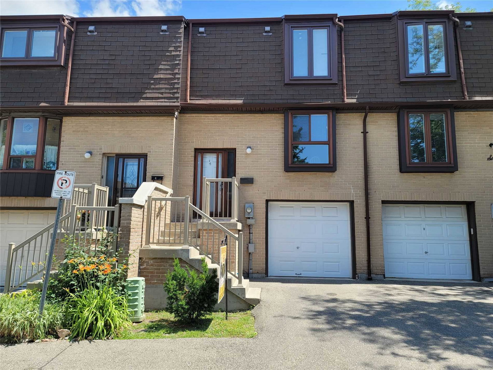 85 Baif Boulevard Townhomes exterior