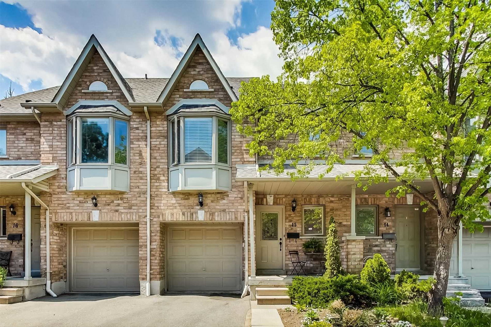 1385 Lakeshore Road West Townhomes condo building exterior