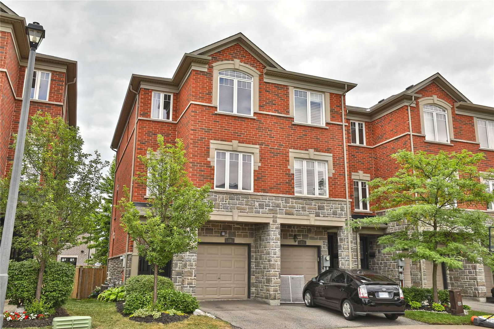 2592-2600 Glengarry Road Townhomes condo