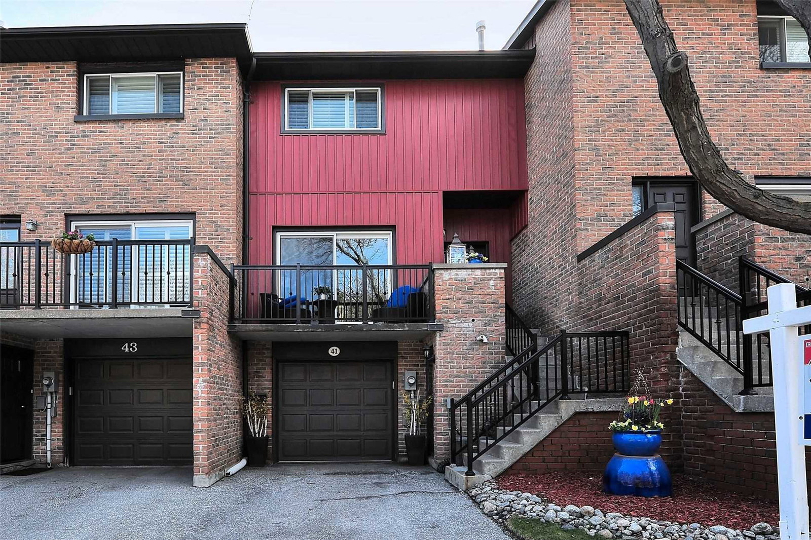 2 Woodglen Way Townhouses exterior