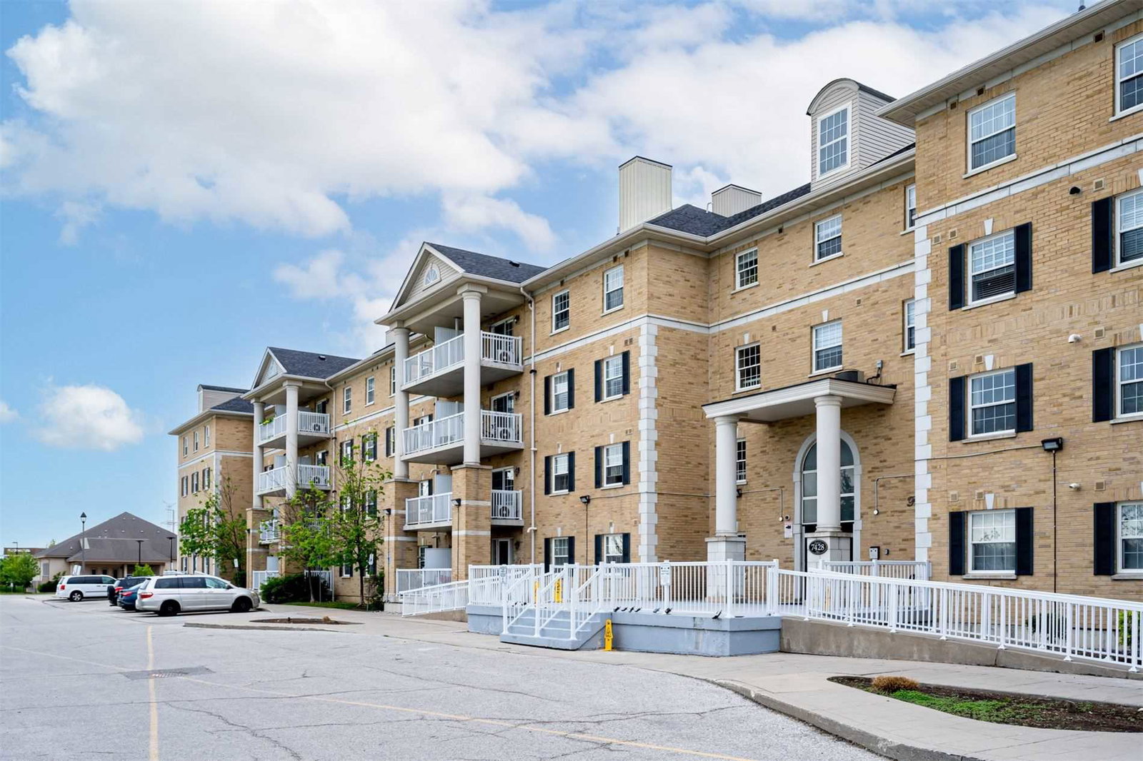 7428 Markham Condos exterior